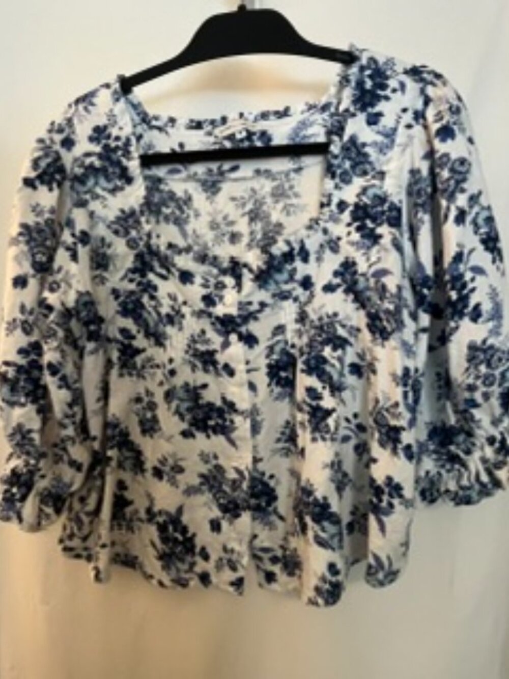 Cupcakes & Cashmere Floral top M Blue & White 3/4 sleeve blouse